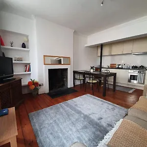 Lovely 2 Bedroom Flat In The Heart Of The Edinburgh